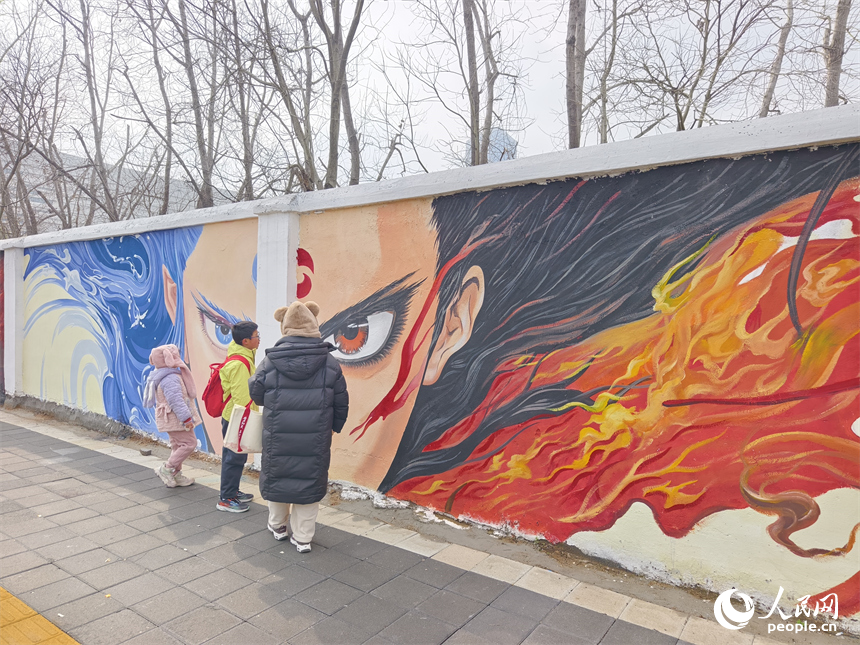 哪吒主題彩繪墻吸引民眾圍觀拍照打卡。人民網記者 時雨攝