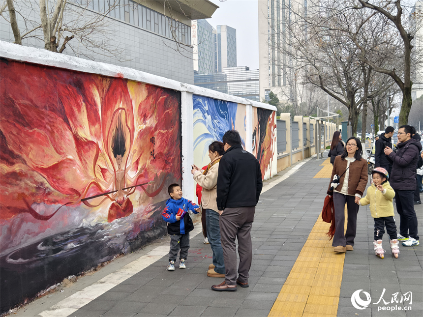 哪吒主題彩繪墻吸引民眾圍觀拍照打卡。人民網記者 時雨攝