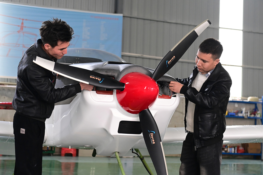 萬載縣一家飛機制造有限公司車間，工作人員正在對輕型運動類飛機進行組裝調試。鄧龍華攝