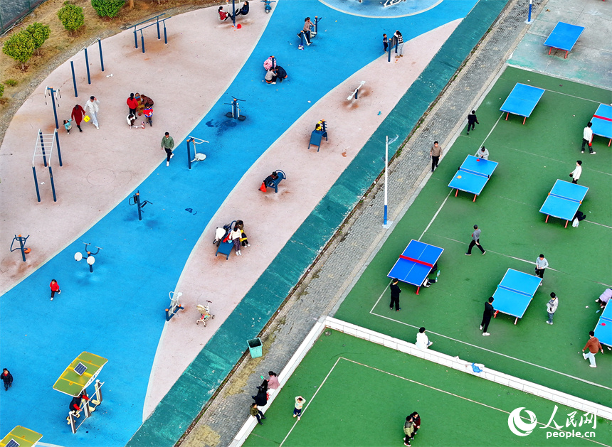 吉安市吉水縣縣城的一處“口袋公園”，市民在參與籃球、乒乓球等體育健身活動。人民網 朱海鵬攝