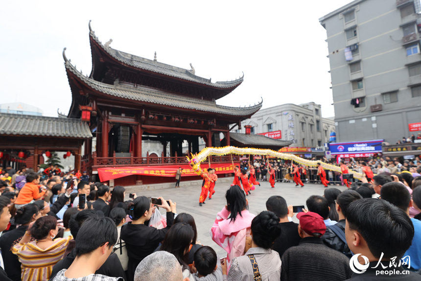 二月二舞龍表演吸引民眾圍觀。人民網記者 時雨攝