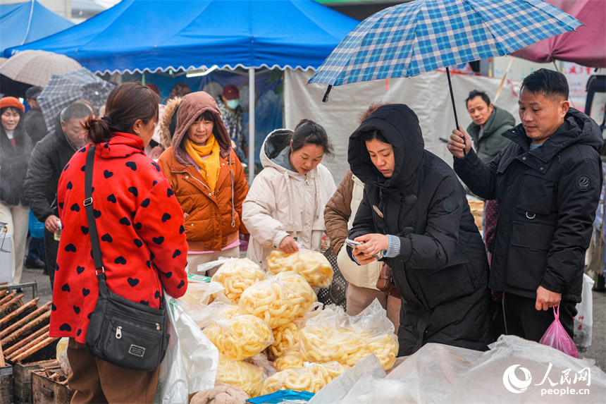 游客掃碼付款購買泡泡果。 人民網 涂詩軒攝