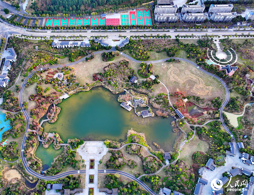 安遠縣書香公園，綠樹、碧水、游步道相映成景，成為市民休閑游玩的好去處。人民網 朱海鵬攝