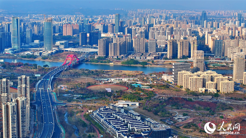 贛州市中心城區，鱗次櫛比的高樓與河流、橋梁、快速公路相得益彰，構成一幅現代化城市風光畫卷。人民網 朱海鵬攝