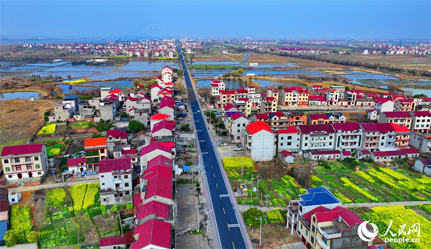 豐城市拖船鎮塘山村，農房、公路、田園、河流相映成景，構成一幅色彩斑斕的早春鄉村畫卷。人民網 朱海鵬攝