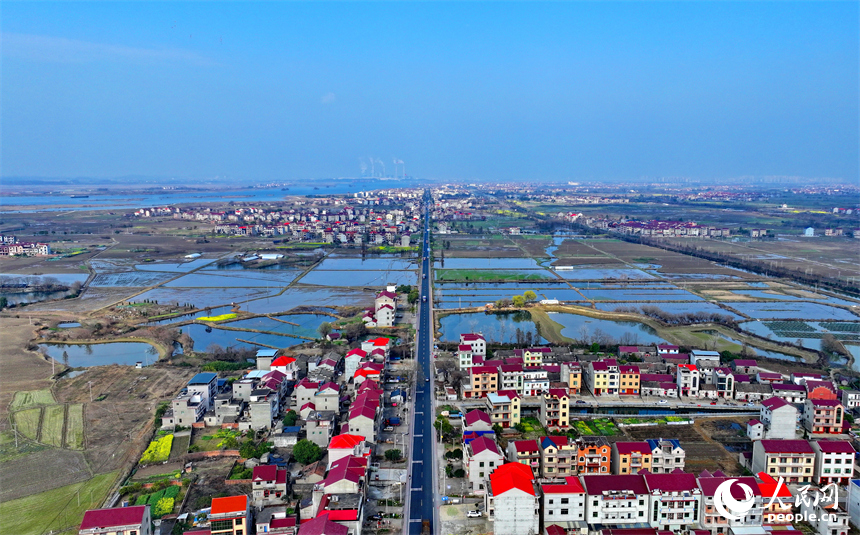 豐城市拖船鎮塘山村，農房、公路、田園、河流相映成景，構成一幅色彩斑斕的早春鄉村畫卷。人民網 朱海鵬攝