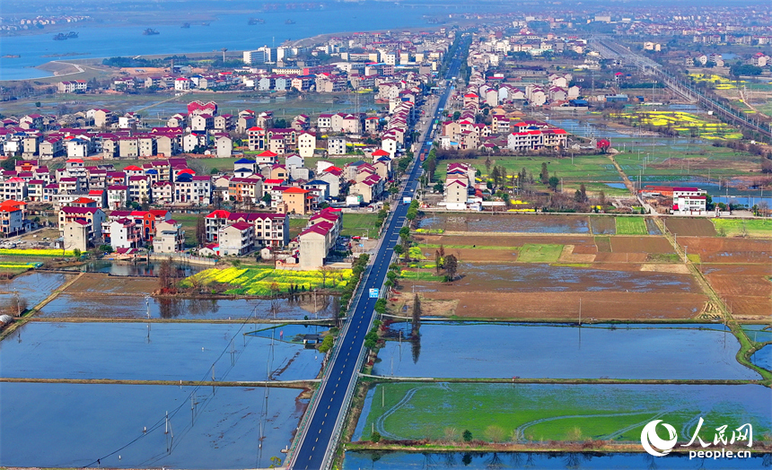 豐城市拖船鎮塘山村，農房、公路、田園、河流相映成景，構成一幅色彩斑斕的早春鄉村畫卷。人民網 朱海鵬攝