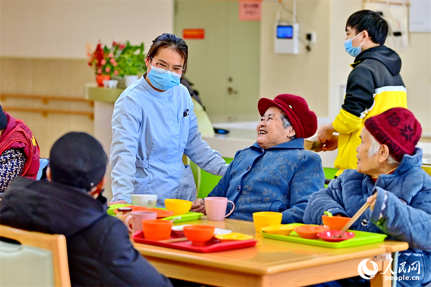 贛州市南康區蟠桃園老年公寓，護師在了解老人的日常飲食需求。人民網 朱海鵬攝