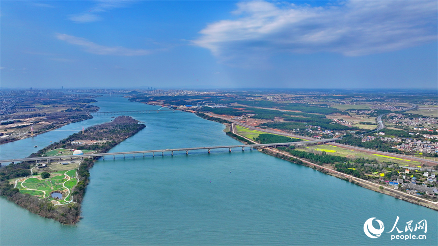 吉安市吉水縣文峰鎮，贛江沿線綠道蜿蜒，樹木林立，呈現出一幅水清岸綠景美景色美的畫卷。人民網朱海鵬攝