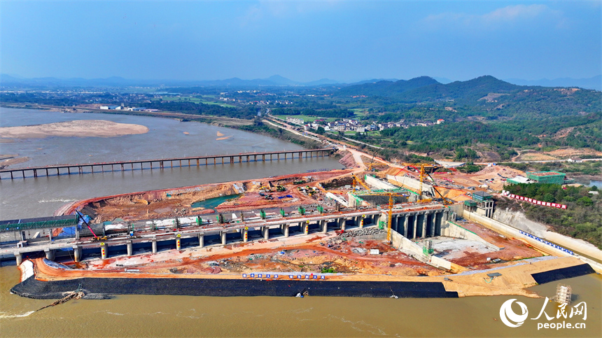 撫州市金溪縣滸灣鎮，疏山水利樞紐工程施工現場塔吊林立，工人在建設樞紐水閘和大壩。人民網 朱海鵬攝