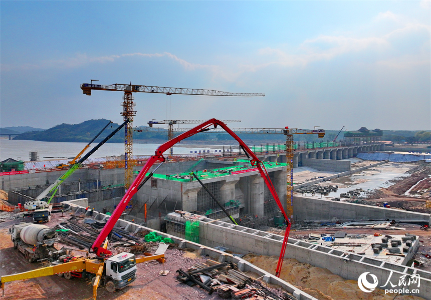 撫州市金溪縣滸灣鎮，疏山水利樞紐工程施工現場塔吊林立，工人在建設樞紐水閘和大壩。人民網 朱海鵬攝