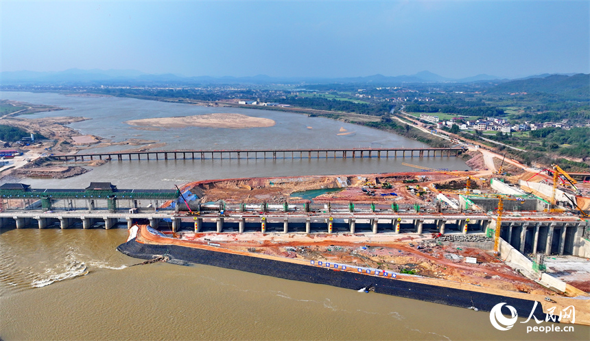 撫州市金溪縣滸灣鎮，疏山水利樞紐工程施工現場塔吊林立，工人在建設樞紐水閘和大壩。人民網 朱海鵬攝