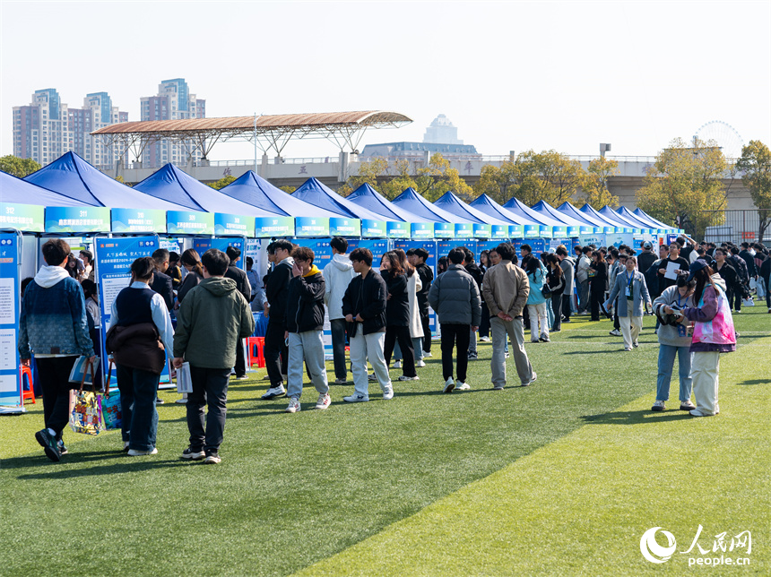 招聘會人頭攢動，眾多求職者在尋找工作機會。人民網 龍楚良攝