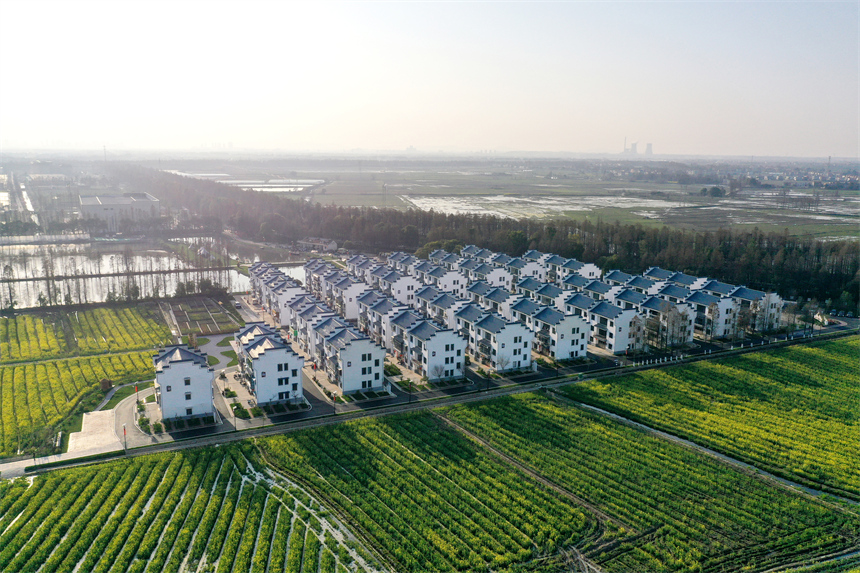 航拍鏡頭下，南昌縣南新鄉山上村山上新村呈現宜居和美的農村新貌。人民網記者 時雨攝