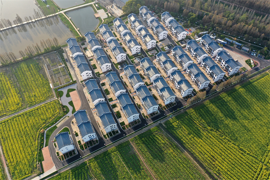 航拍鏡頭下，南昌縣南新鄉山上村山上新村呈現宜居和美的農村新貌。人民網記者 時雨攝