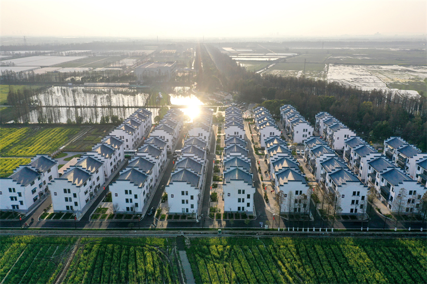 航拍鏡頭下，南昌縣南新鄉山上村山上新村呈現宜居和美的農村新貌。人民網記者 時雨攝