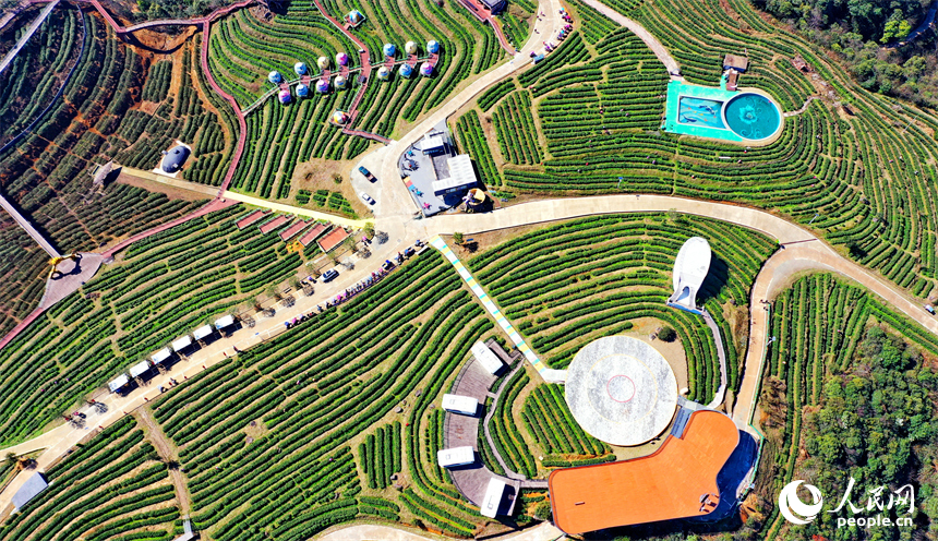 民宿小木屋、游步道、房車營地等休閑娛樂設施吸引許多游客前來觀光體驗。人民網 朱海鵬攝