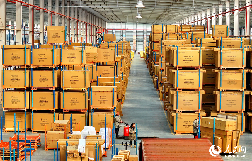 南康區的一家全屋定制家具生產企業智能制造車間內，工人在裝運外銷的定制家具成品。人民網 朱海鵬攝