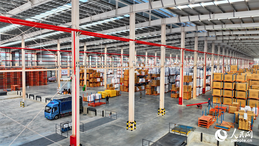 南康區的一家全屋定制家具生產企業智能制造車間內，工人在裝運外銷的定制家具成品。人民網 朱海鵬攝