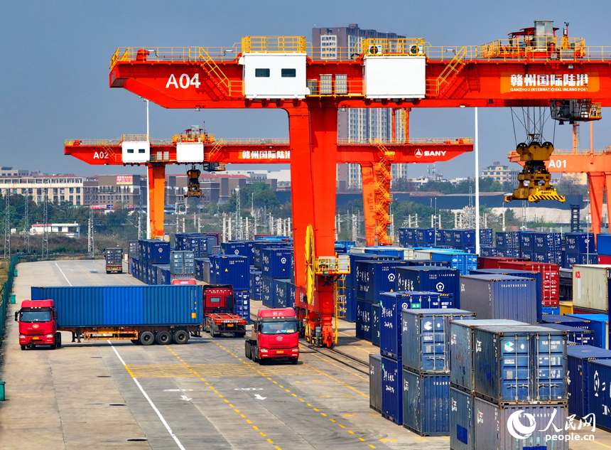 贛州國際陸港內的多式聯運貨物集裝箱裝運作業有序進行，貨場一派忙碌景象。人民網 朱海鵬攝
