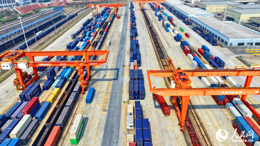 贛州國際陸港內的多式聯運貨物集裝箱裝運作業有序進行，貨場一派忙碌景象。人民網 朱海鵬攝
