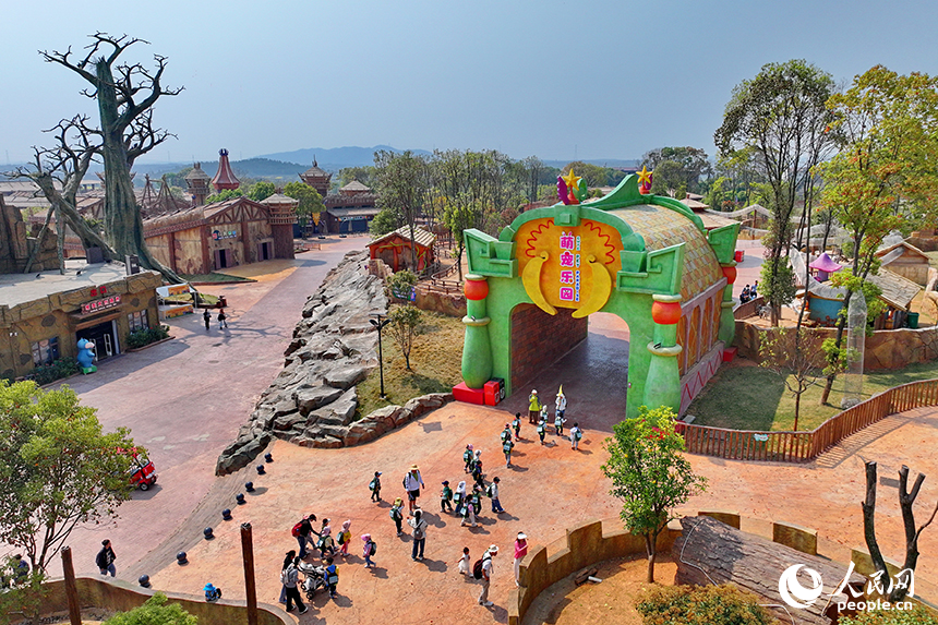 豐城市唯美動物園，許多游客前來觀賞游玩，盡享春日好時光。人民網 朱海鵬攝