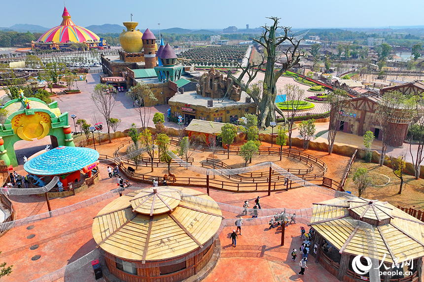 豐城市唯美動物園，許多游客前來觀賞游玩，盡享春日好時光。人民網 朱海鵬攝