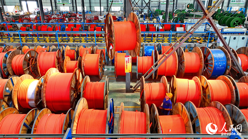 豐城市的年產15萬噸再生銅綜合利用及精深加工項目生產車間內，工人在加工電線電纜。人民網 朱海鵬攝