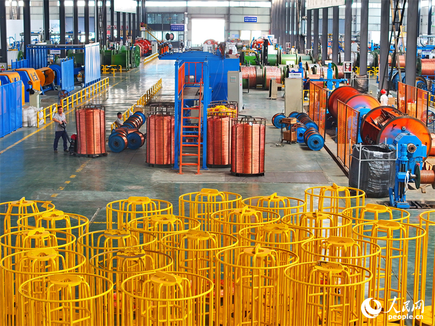 豐城市的年產15萬噸再生銅綜合利用及精深加工項目生產車間內，工人在加工電線電纜。人民網 朱海鵬攝