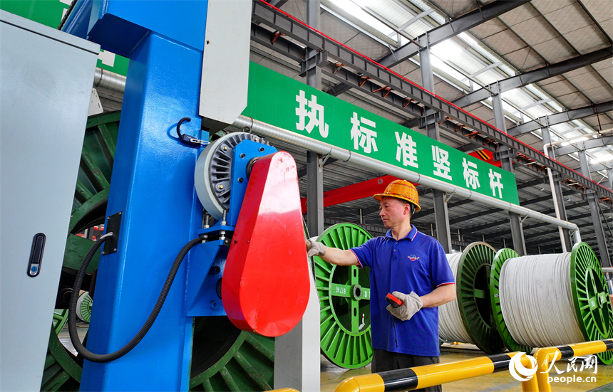 豐城市的年產15萬噸再生銅綜合利用及精深加工項目生產車間內，工人在加工電線電纜。人民網 朱海鵬攝