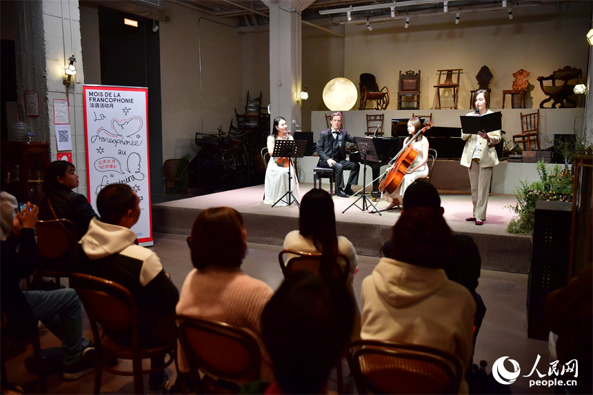中外藝術家聯袂呈現鋼琴三重奏與法語詩歌朗誦，吸引大學生和藝術愛好者參與。人民網記者 時雨攝