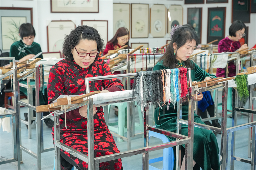 省級非遺代表性項目豫章繡第八代傳承人余正連正在進行刺繡創作。人民網 孔文進攝