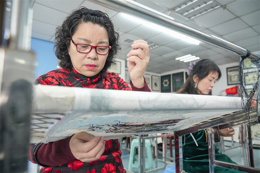 省級非遺代表性項目豫章繡第八代傳承人余正連正在進行刺繡創作。人民網 孔文進攝