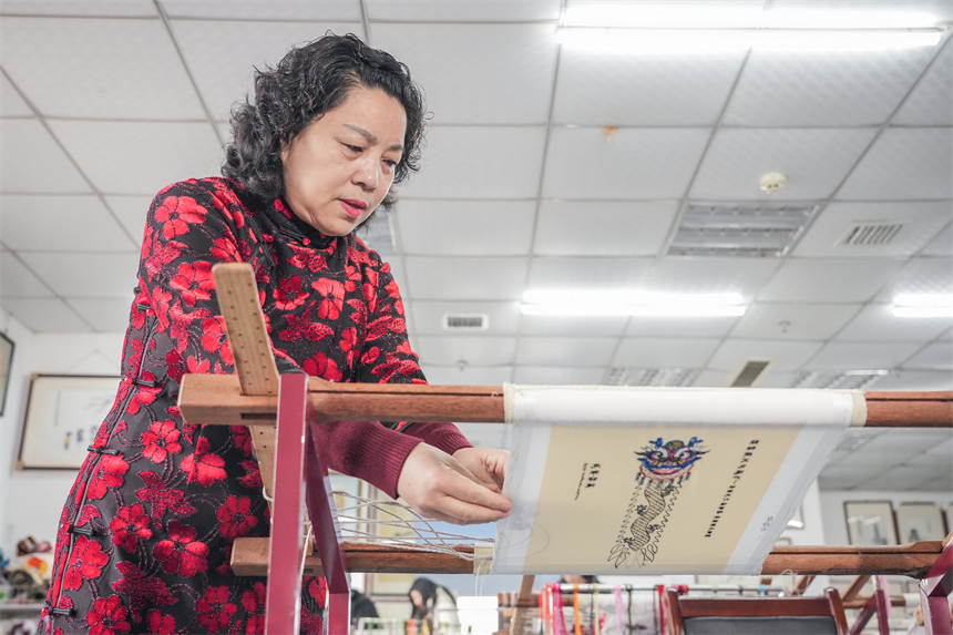 余正連正在進行刺繡前的準備工作。人民網 孔文進攝