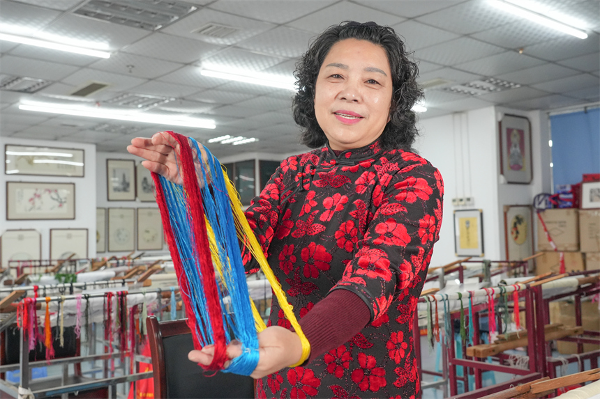 余正連展示用于刺繡的彩色繡線。人民網 孔文進攝