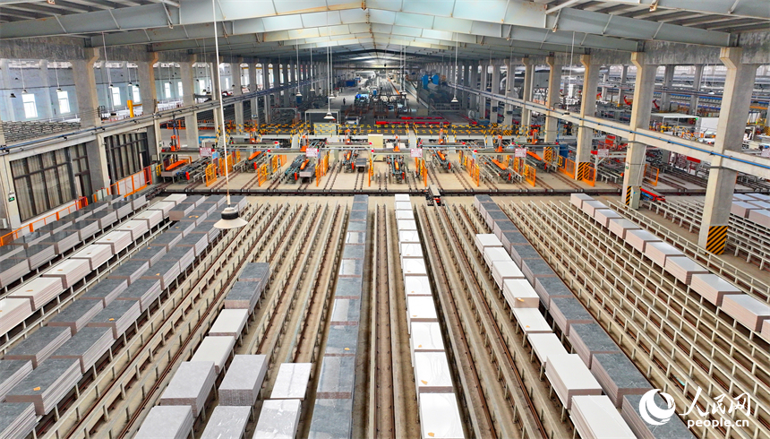 豐城市的一家陶瓷有限公司智能化生產車間，工人在操作工業機器人加工陶瓷產品。人民網 朱海鵬攝