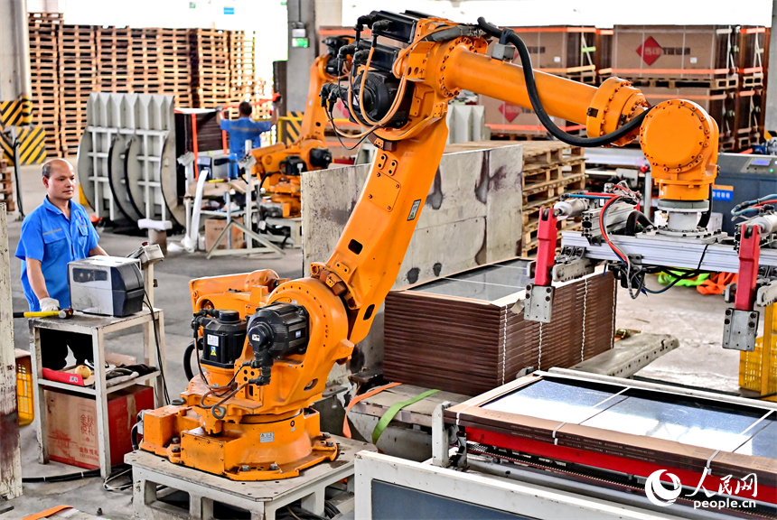 豐城市的一家陶瓷有限公司智能化生產車間，工業機器人在自動化生產線上作業。人民網 朱海鵬攝