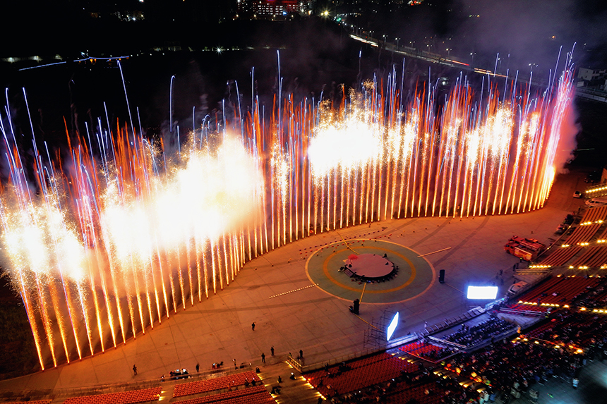 煙花轟然綻放，火花交織奔涌，瞬間將觀眾席照亮。柳戈攝