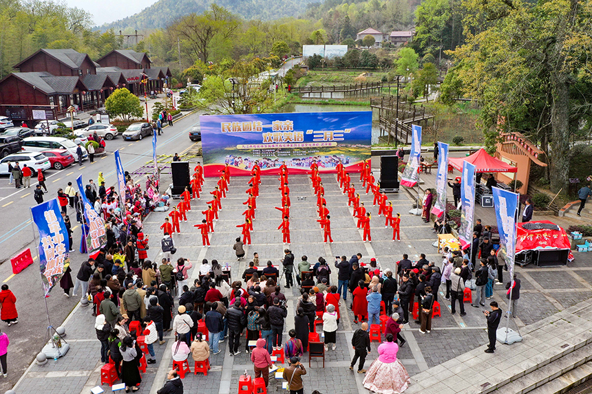 江西省武寧縣舉行“三月三”民俗文化活動，圖為活動現場。將德行攝