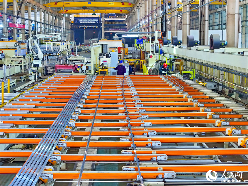 撫州市臨川區撫北工業園區的年產15萬噸高端鋁基新材料生產基地，工人在智能生產線上加工鋁材產品。人民網 朱海鵬攝