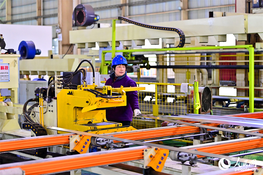 撫州市臨川區撫北工業園區的年產15萬噸高端鋁基新材料生產基地，工人在智能生產線上加工鋁材產品。人民網 朱海鵬攝