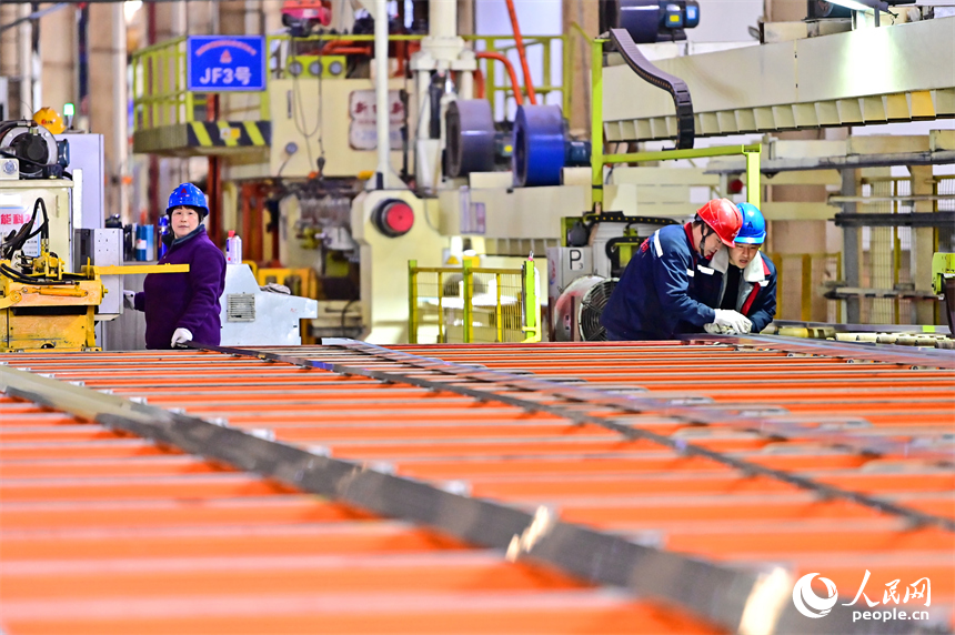 撫州市臨川區撫北工業園區的年產15萬噸高端鋁基新材料生產基地，工人在智能生產線上加工鋁材產品。人民網 朱海鵬攝
