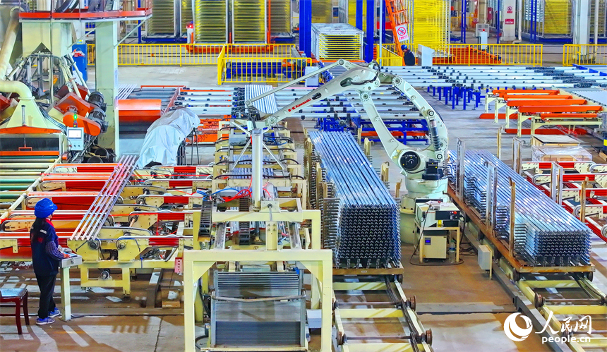 撫州市臨川區撫北工業園區的年產15萬噸高端鋁基新材料生產基地，工人在智能生產線上加工鋁材產品。人民網 朱海鵬攝