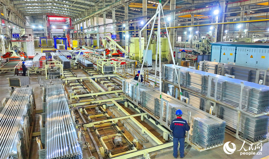 撫州市臨川區撫北工業園區的年產15萬噸高端鋁基新材料生產基地，工人在智能生產線上加工鋁材產品。人民網 朱海鵬攝