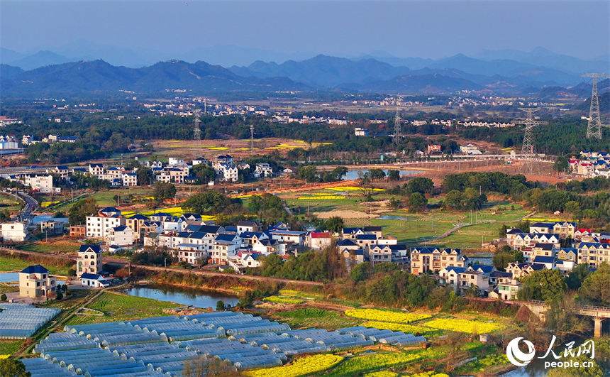 上饒市弋陽縣葛溪鄉繆家村，鱗次櫛比的蔬菜大棚與色彩斑斕的農田相映成景。人民網 朱海鵬攝