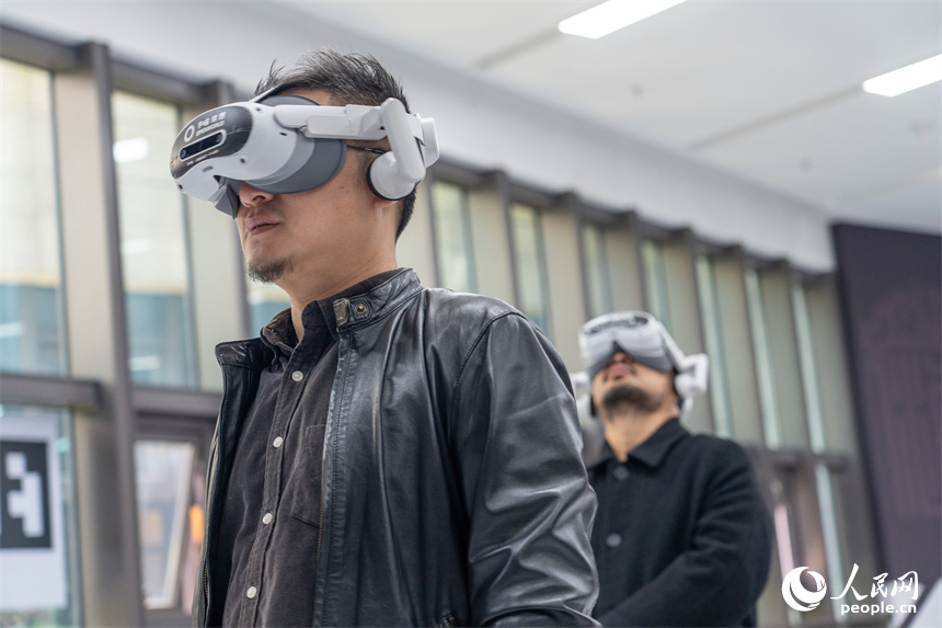 觀眾佩戴VR設備體驗數字沉浸特展。人民網 龍楚良攝