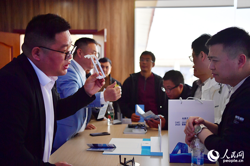 展臺工作人員正在介紹一款專為兒童打造的智慧眼鏡。人民網記者 時雨攝