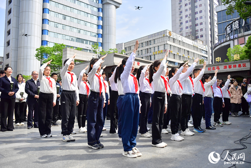 學生們向英烈雕像敬禮。人民網記者 時雨攝