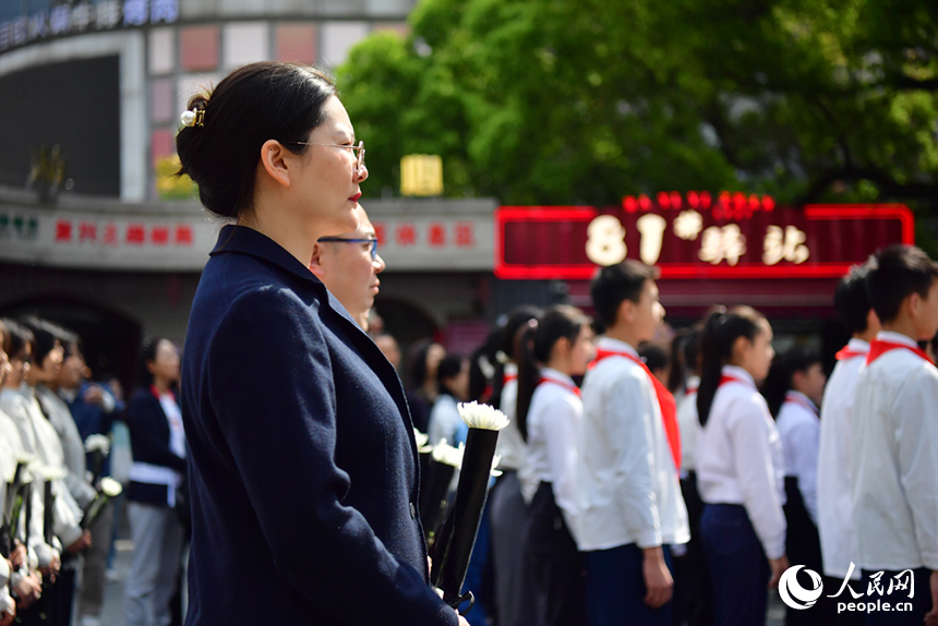 清明祭英烈，活動現場莊嚴肅穆。人民網記者 時雨攝