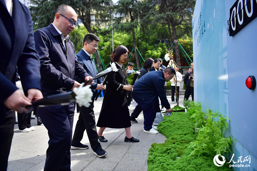 獻花祭英烈。人民網記者 時雨攝